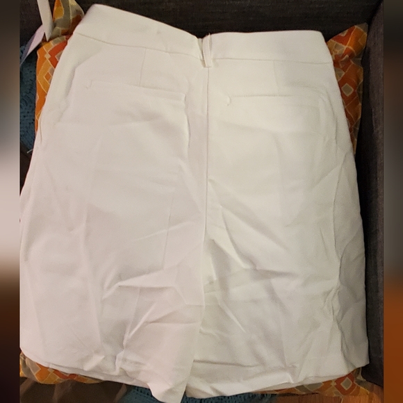 City Shorts in Cream (NWT) - Picture 5 of 8